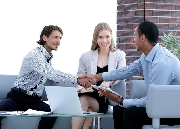 Internationale zakenpartners schudden elkaar de hand tijdens een bijeenkomst op kantoor