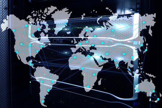 Internet en telecommunicatieconcept met wereldkaart op serverruimteachtergrond