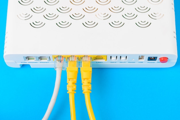 Internet modem routerhub met een kabel die op blauwe achtergrond verbindt