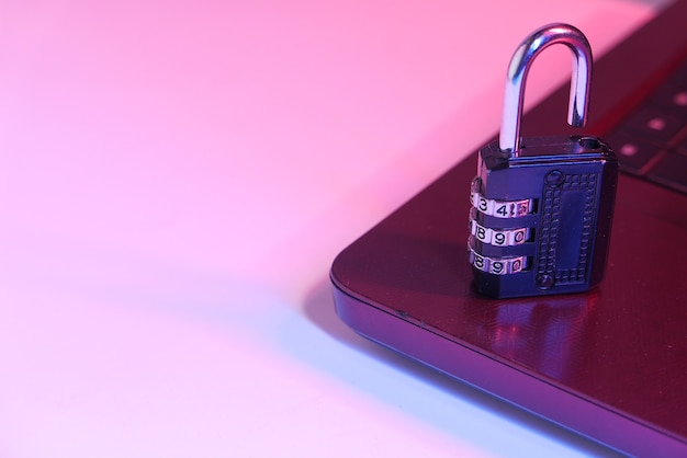 ラップトップに南京錠をかけたインターネットの安全性の概念。