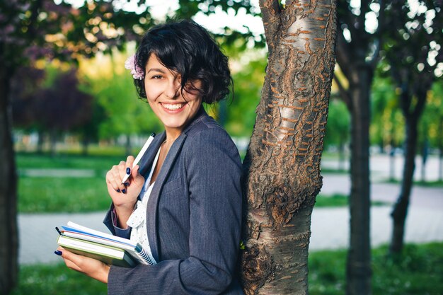 Internet che studia all'aperto nel parco