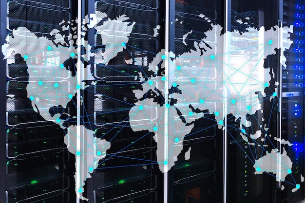 サーバールームの背景に世界地図とインターネットと電気通信の概念