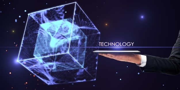 Internetsysteeminnovatie en toekomstig concept met digitale tablet aan de kant van de mens met technologieteken hierboven en holografische kubus op donkere achtergrond