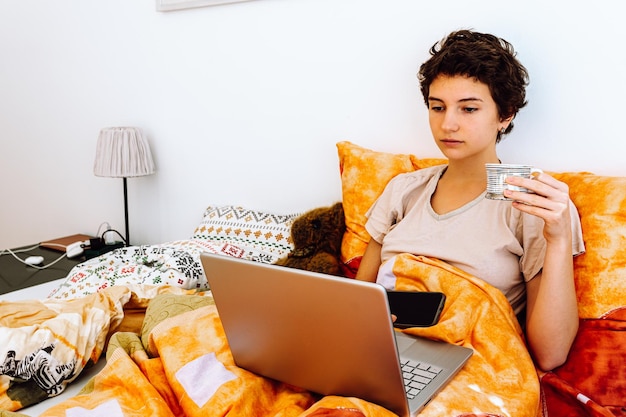 Internetten met kopje koffie zonder uit bed te komen