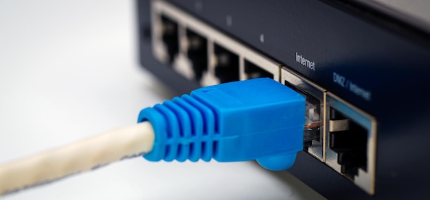 internetverbinding met wifi-router in thuiskantoor