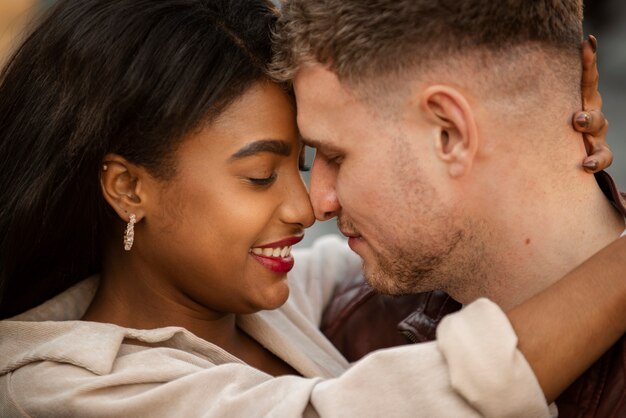 Foto interraciaal koppel dat valentijnsdag viert