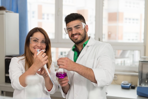 Interraciaal team van mannelijke en vrouwelijke medische of wetenschappelijke onderzoekers of artsen in een laboratorium