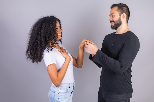 Foto coppia interrazziale uomo caucasico e donna nera brasiliani amanti che fanno una richiesta di appuntamento