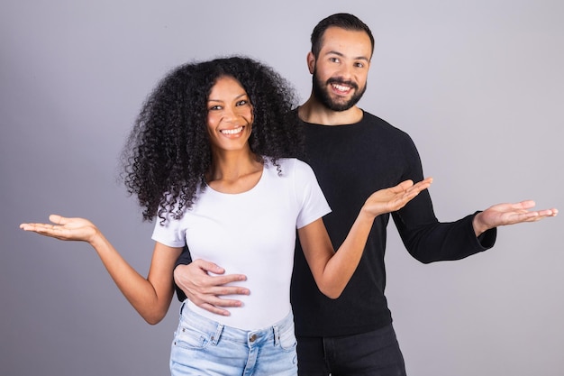 Foto coppia interrazziale uomo caucasico e donna nera brasiliani con le braccia aperte benvenuti