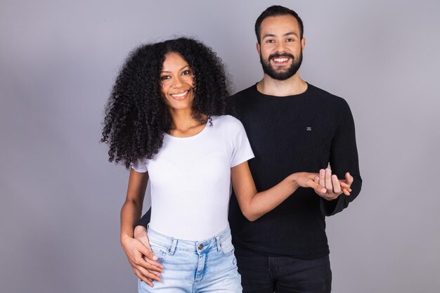 Interracial koppel blanke man en zwarte vrouw Braziliaanse vriendje cadeau zijn vriendin