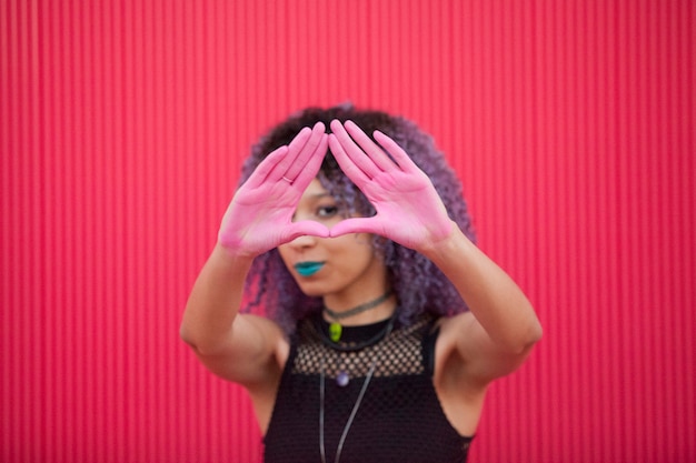 Photo interracial woman with stained hands in pink dust