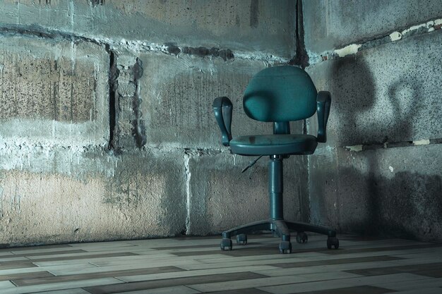 심문 의자 콘크리트 지하실의 오래된 의자