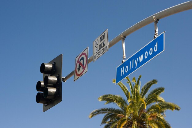 Photo an intersection sign in los angeles usa