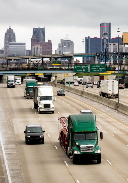 Il traffico dell'autostrada interstatale scorre intorno all'area della metropolitana di detroit michigan