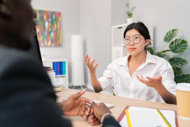 写真 スーツを着た社長上司の男性が机に座っている会社のオフィスでの就職の面接