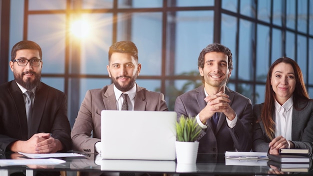 Interview Het bedrijfscomité team zit aan de tafel