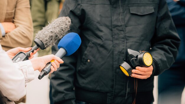 Foto interview met een onherkenbare persoon op een persconferentie