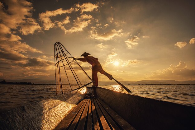 Intha birmese vissers die op boot vissen traditioneel vangen bij inle-meer, shan state, myanmar