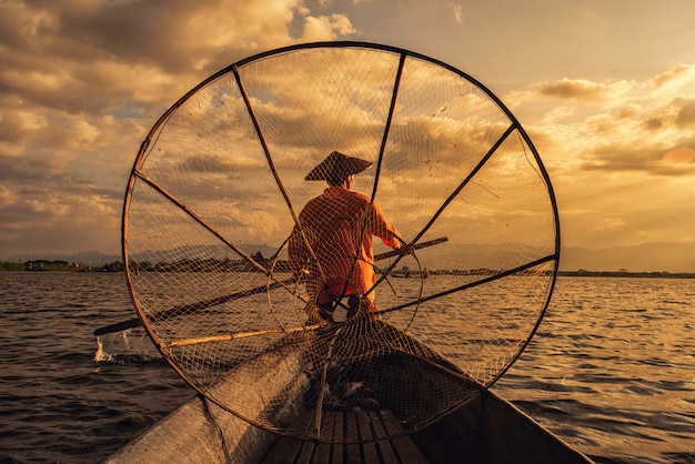 Intha Birmese vissers die op boot vissen traditioneel vangen bij Inle-Meer, Shan State, Myanmar