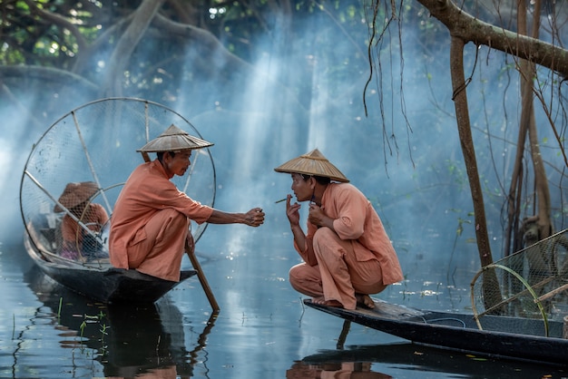 인 레 호수, 샨 주, 미얀마에서 전통적인 물고기를 잡는 보트에 Intha 버마어 어 부