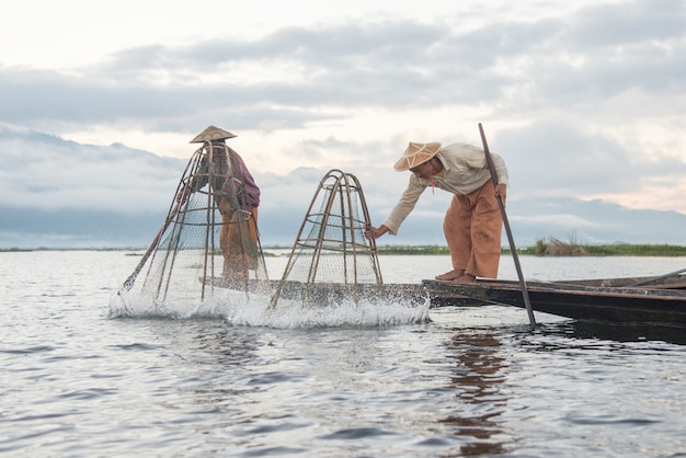 Pescatori di intha che lavorano di mattina sul lago inle nel myanmar