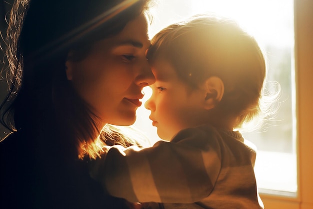 Foto scena d'amore intima di una madre e suo figlio in braccio in una casa accogliente momento tranquillo di amore sentimenti puri