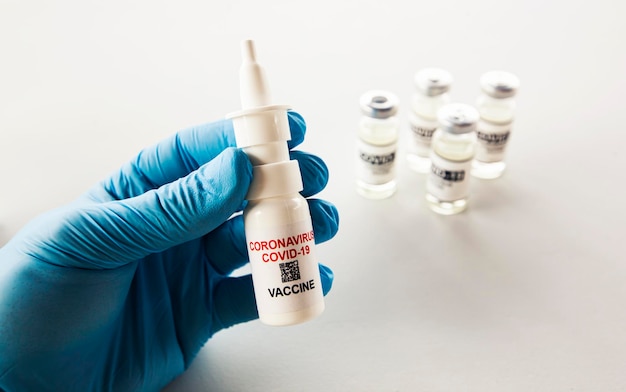 Intranasaal covid-vaccin in de hand van de verpleegster