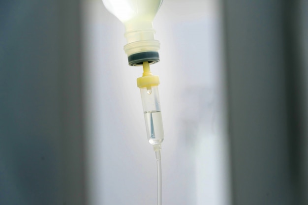 Intraveneuze druppel of iv zoutoplossing in de bloedvaten van de patiënt voor therapie
