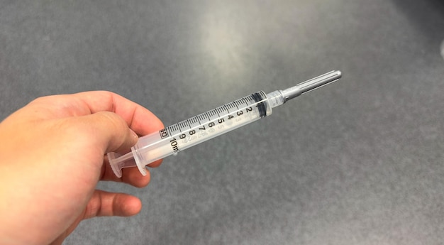 intraveneuze spuit met medicijnen symboliseert medische behandeling genezing en patiëntenzorg It rep