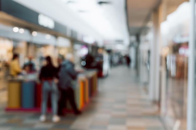 Intreepupil interieur van winkelgang wazig supermarkthal en mensen binnen commerciële abstracte achtergrond