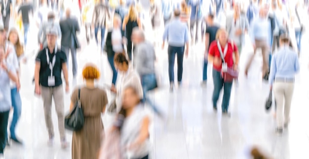 Intreepupil Menigte van mensen die op een handelsbeurs lopen