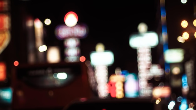 Intreepupil nacht Straatverlichting. Bokeh Straatverlichting van auto's in de stad. Chinese stad in Bangkok Thailand