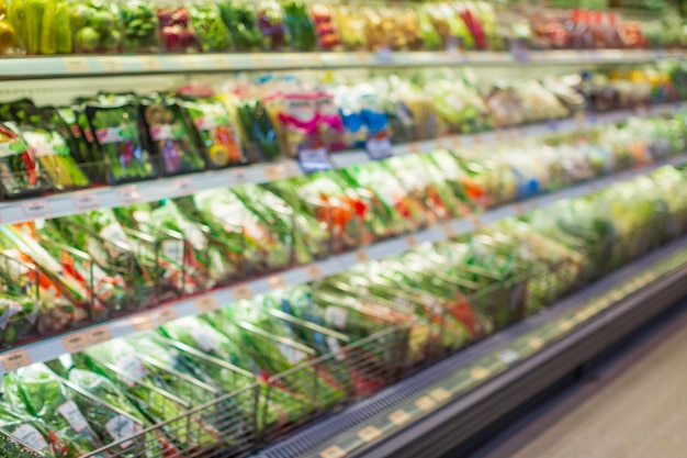 Intreepupil vervagen een winkelschap groente en fruit dat erop wordt gezet bij eten in de supermarkt.