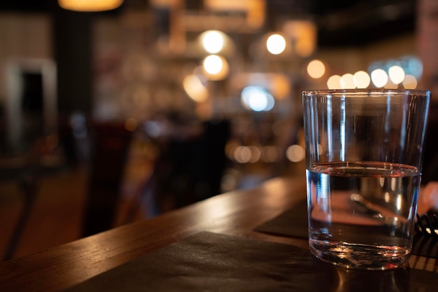 Intreepupil Wazig donkere tafelschikking in een restaurant of bar