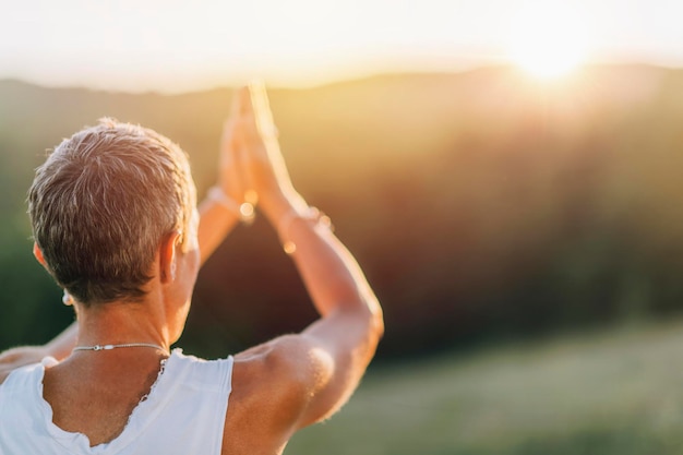 Intuïtie Een vrouw die mindfulness beoefent en haar innerlijke kracht opnieuw bevestigt met behulp van haar intuïtie als leidraad