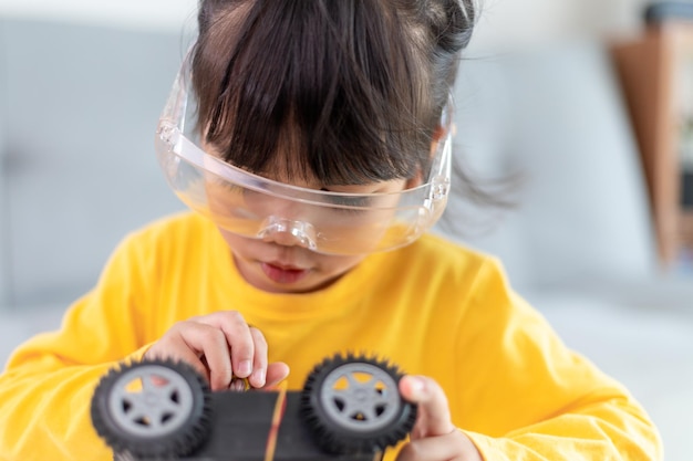 Inventieve jongen die thuis robotwagens bouwt.