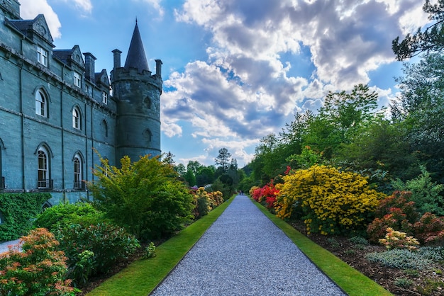 Inveraray, Scotland - 2019년 5월 16일: Inveraray Castle은 스코틀랜드 Argyll 카운티의 Inveraray 근처에 있는 시골집입니다.