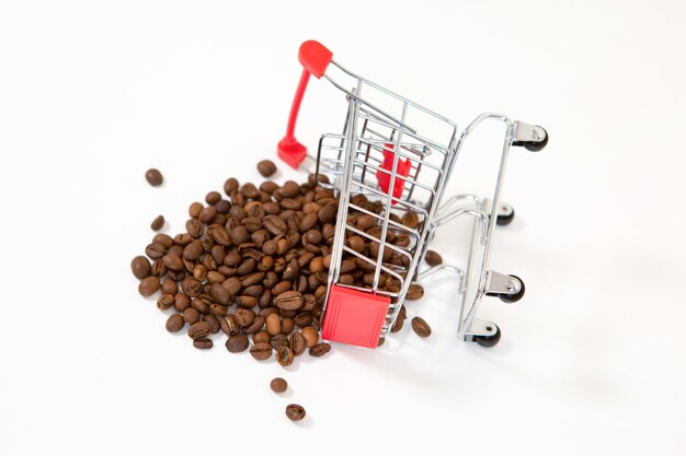 コーヒー豆が付いている逆にされた金属のスーパーマーケットのカート