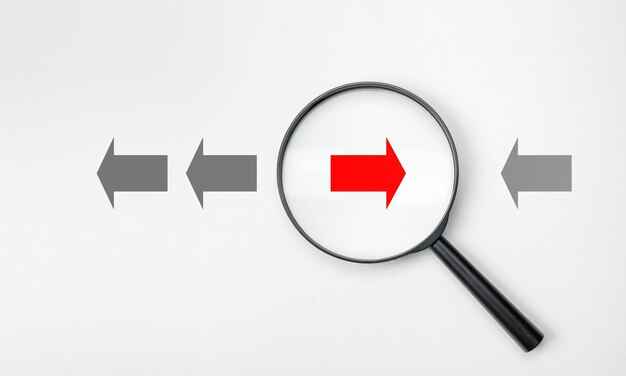 반전된 추세 반대 운동 다른 생각과 비즈니스 및 기술 붕괴 개념에 대한 비즈니스 운동의 새로운 추세 흰색에 회색 화살표가 있는 반대 방향 빨간색 화살표