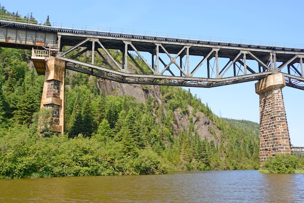 Photo inverted truss bridge from below over the little pic river in ontario