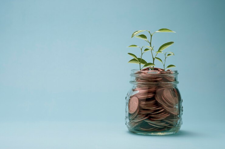 Photo 瓶の中のお金のコインの植物の成長と投資節約のコンセプト