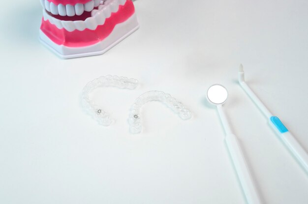 치과 치료, 치과 의료 및 교정 개념을 위한 Invisalign 교정기와 도구.