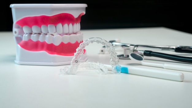 치과 치료, 치과 의료 및 교정 개념을 위한 Invisalign 교정기와 도구.