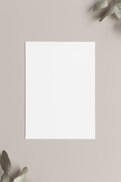 Макет белой карточки приглашения с ветвями эвкалипта 5x7 соотношением, подобным A6 A5