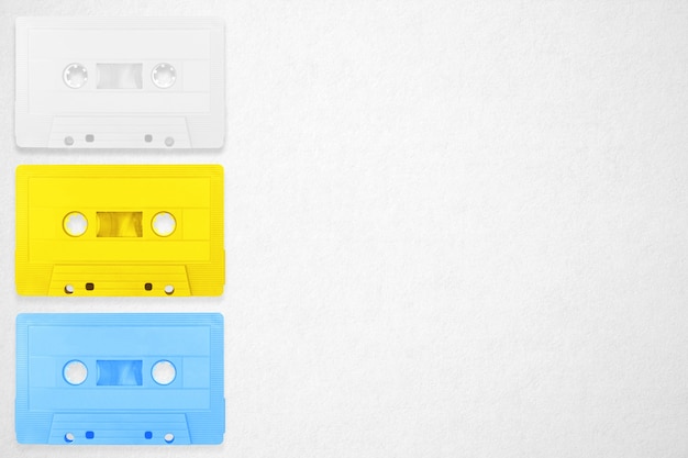 Foto inzameling van retro plaatsen van cassette kleurrijke banden op witte achtergrond.