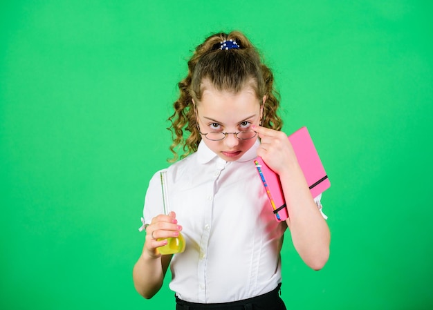 Inzicht en uitvinding. Educatief experiment. Scheikunde leuk. Schoolmeisje met kleurrijke chemische vloeistoffen. Veel plezier met scheikunde. Onderwijsconcept. Veiligheidsmaatregelen. Studie voor kleine kinderen. Scheikunde les.