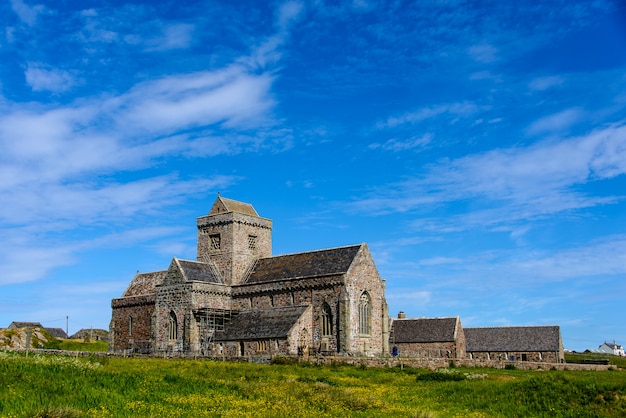 Photo iona abbey on the isle of iona, scotland, united kingdom.