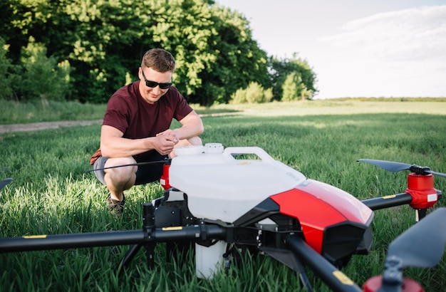 Iot slimme landbouwindustrie 40 concept drone in precisieboerderij gebruik voor het spuiten van een watermeststof of chemicaliën naar het veld boerderij voor groei een opbrengstgewassen gebruik voor controle dood de bug of het onkruid