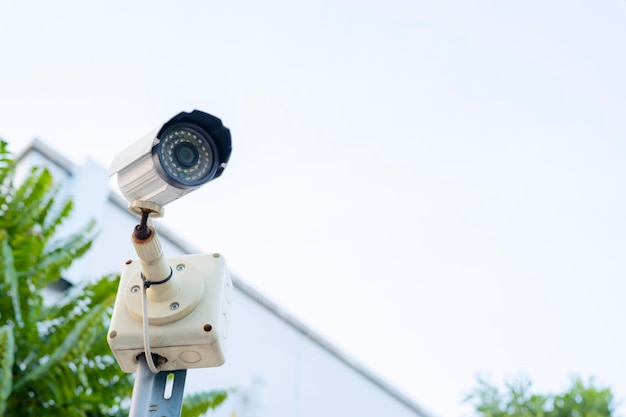 Ip cctv-camera geïnstalleerd door een waterdichte hoes te hebben om de camera te beschermen met het concept van het huisbeveiligingssysteem