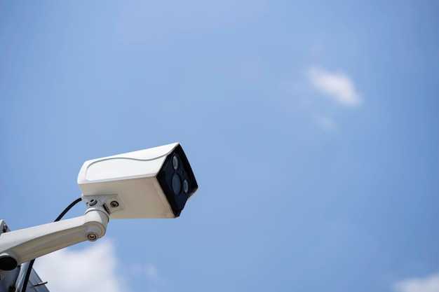 카메라를 보호하기 위해 방수 커버가 있는 IP CCTV 카메라 설치